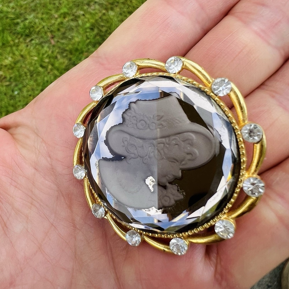 S.H.J .INTAGLIO CAMEO LADIES HEAD GOLD BROOCH NECKLACE RHINESTONES - Picture 4 of 8